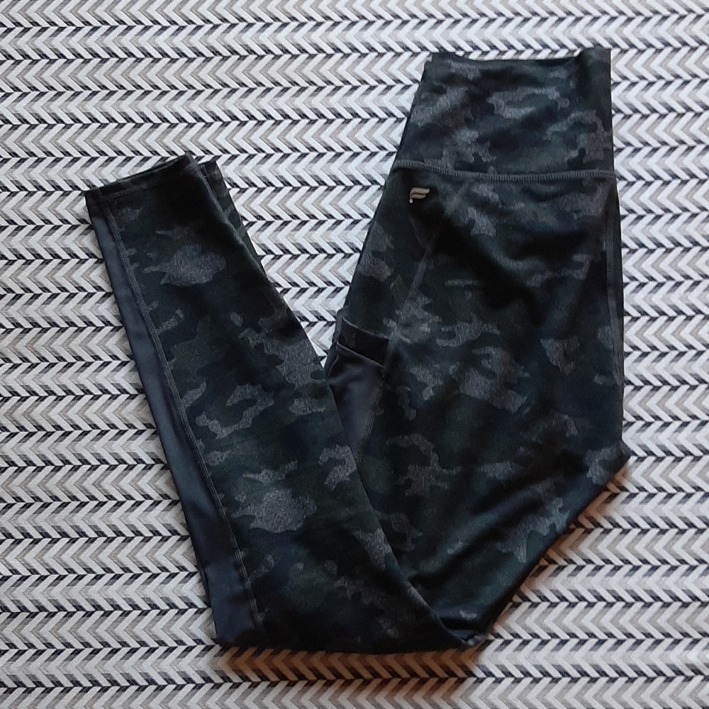 Fabletics Powerhold camo leggings - SMALL